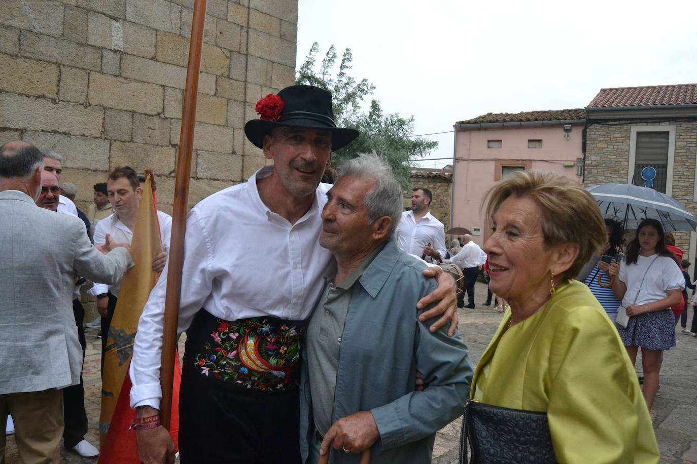 Hinojosa “echa” la bandera a pesar del viento y la lluvia