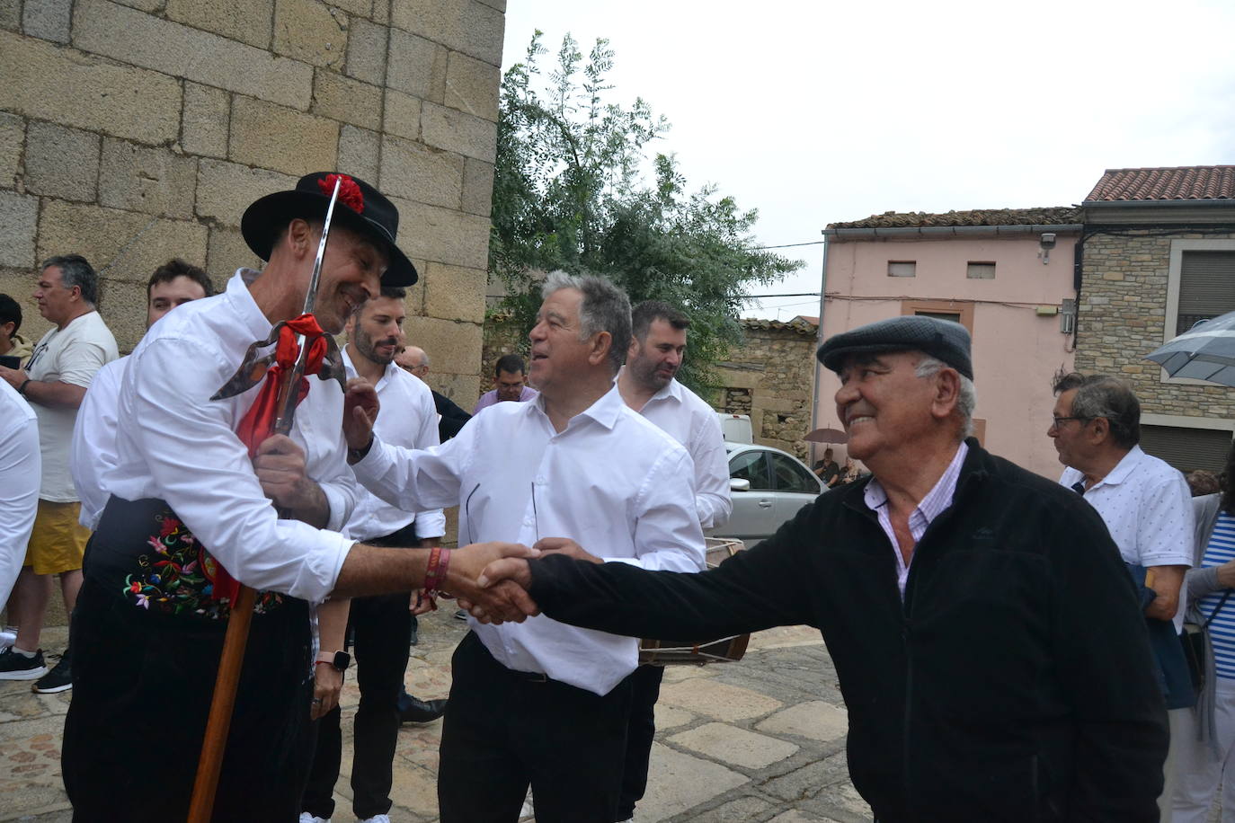 Hinojosa “echa” la bandera a pesar del viento y la lluvia