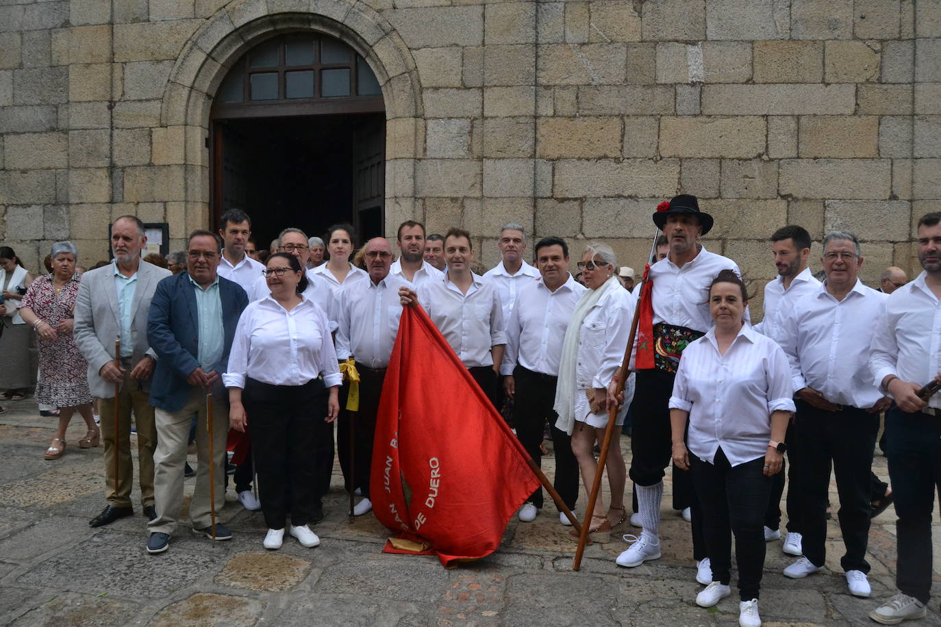 Hinojosa “echa” la bandera a pesar del viento y la lluvia