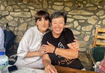 Rozalén junto a una vecina de Peñaparda