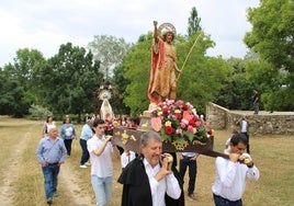 Procesión con las imágenes de San Juan y la Virgen del Mensegal