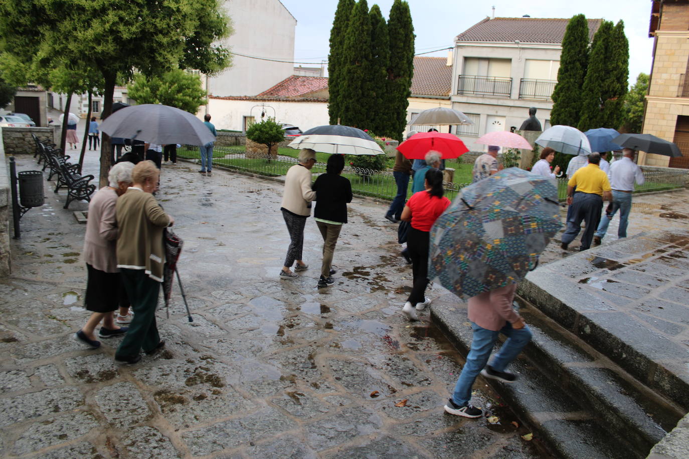 La Virgen de Valparaíso se queda en la iglesia de Santibáñez de Béjar por la lluvia