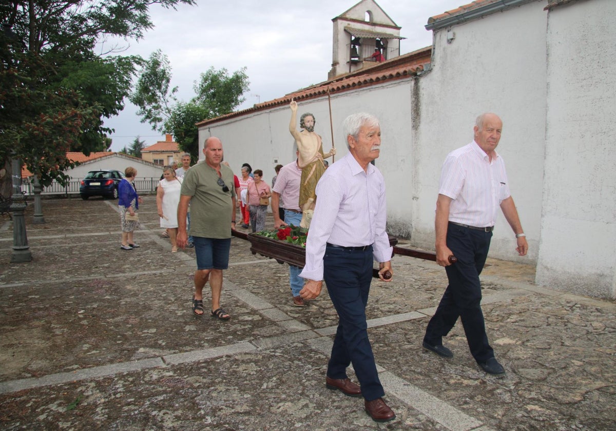 Unidos en torno al patrón mirando al cielo en Monterrubio de la Sierra