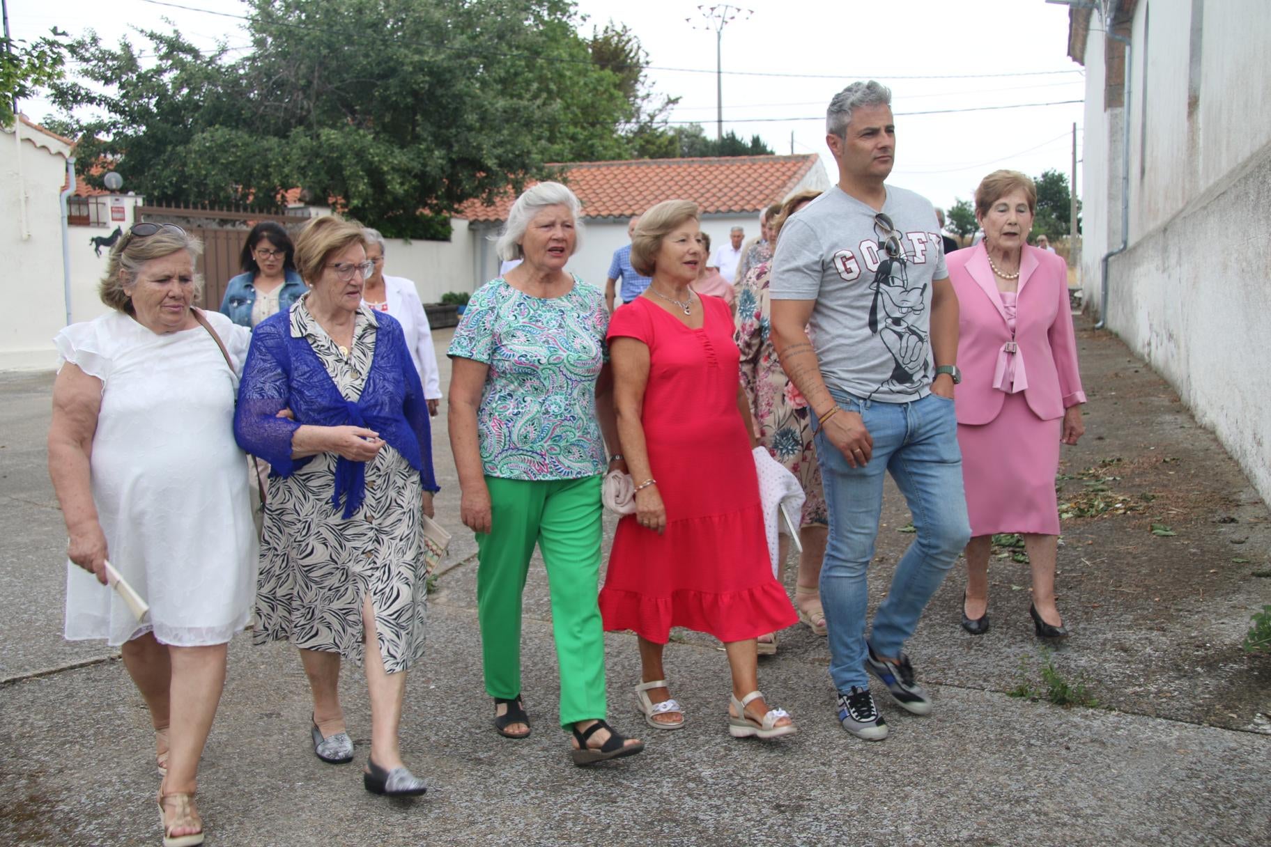 Unidos en torno al patrón mirando al cielo en Monterrubio de la Sierra