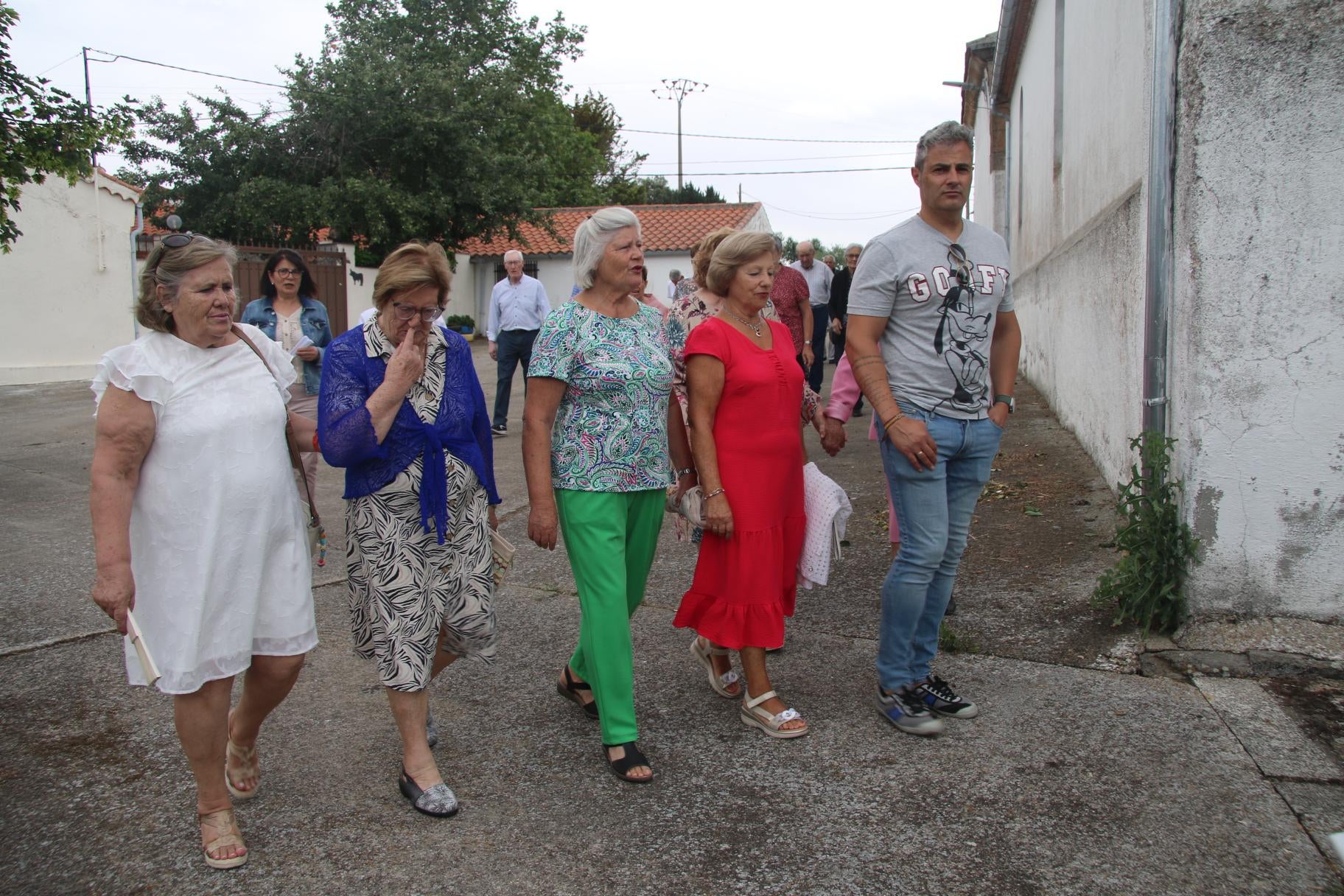 Unidos en torno al patrón mirando al cielo en Monterrubio de la Sierra