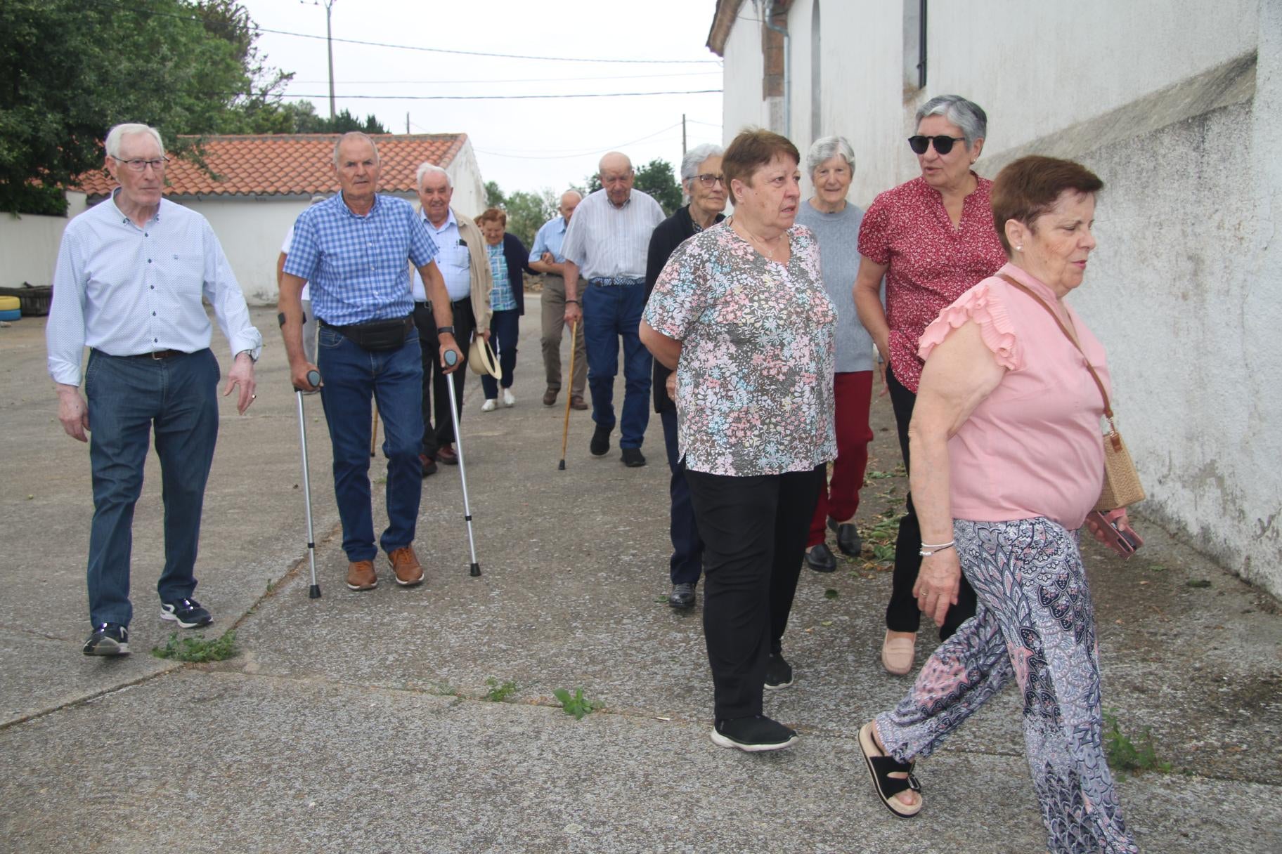 Unidos en torno al patrón mirando al cielo en Monterrubio de la Sierra