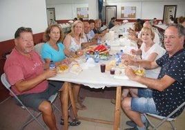 Un grupo de comensales en la paella de Pelabravo