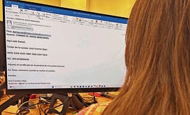Una persona mira un correo que suplanta la identidad de un empleado para un cambio de nómina.