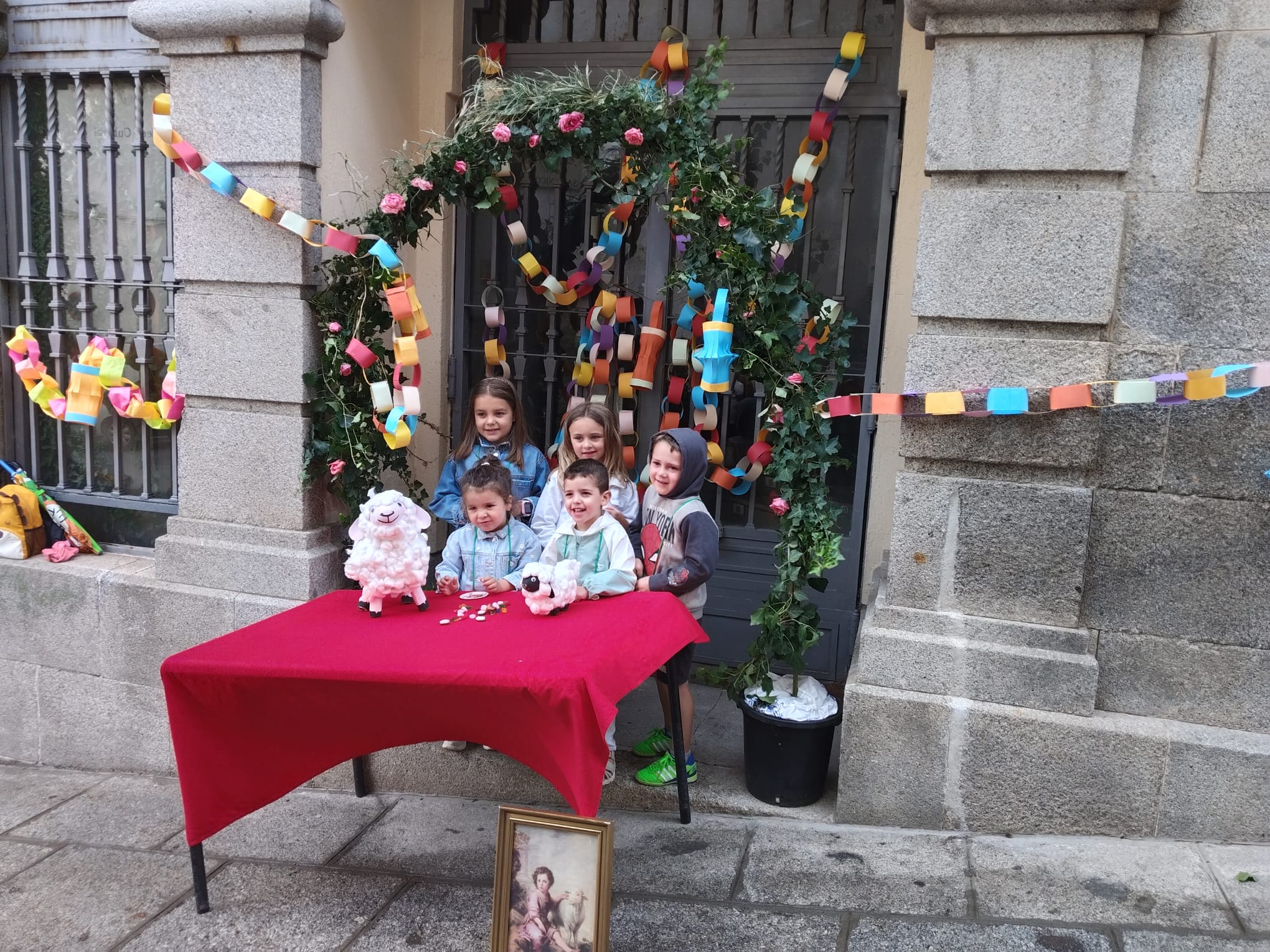 Béjar reta al mal tiempo y revive la tradición de los Arcos de San Juanito