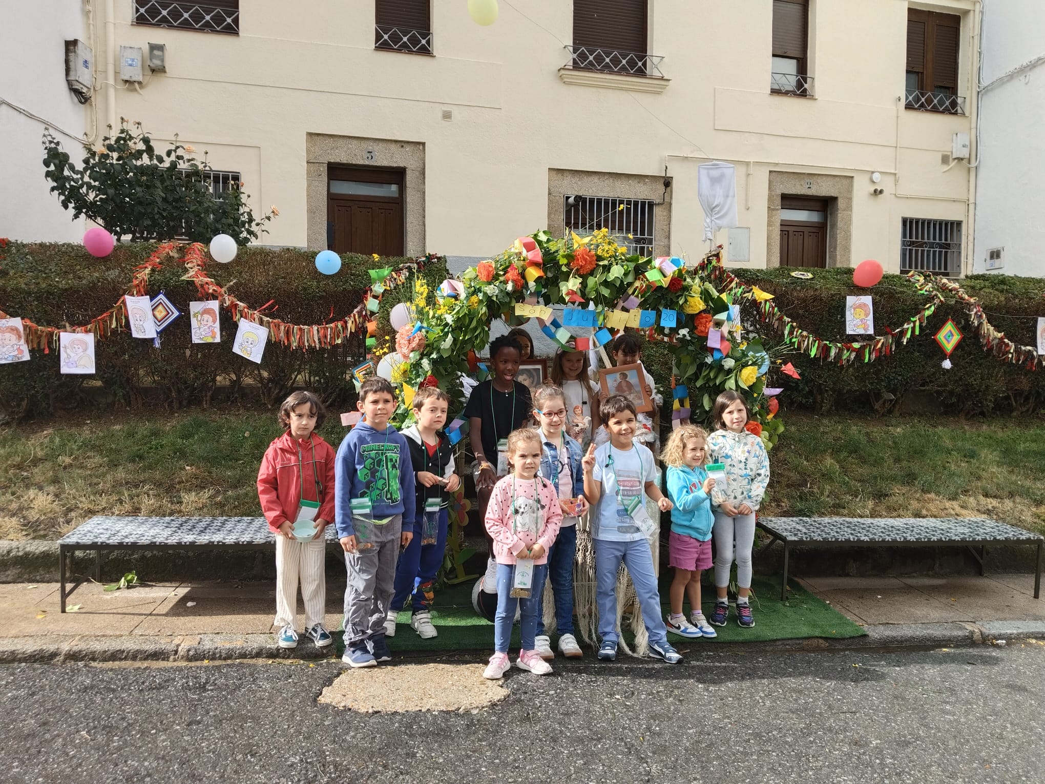 Béjar reta al mal tiempo y revive la tradición de los Arcos de San Juanito