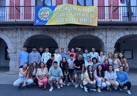 Foto de familia de concursantes con la alcaldesa de Peñaranda.