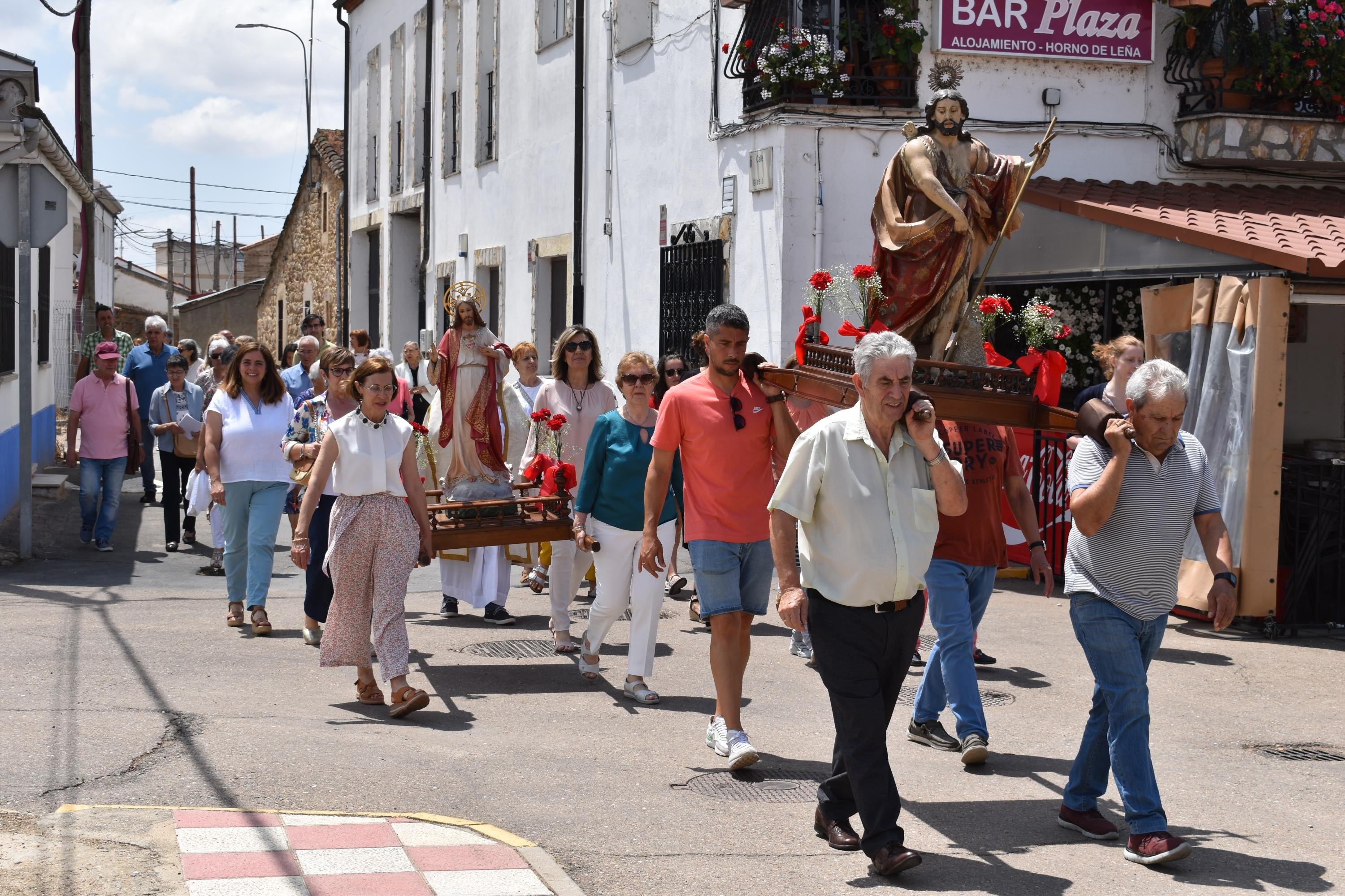 Pelabravo rinde honores a San Juan y al Sagrado Corazón