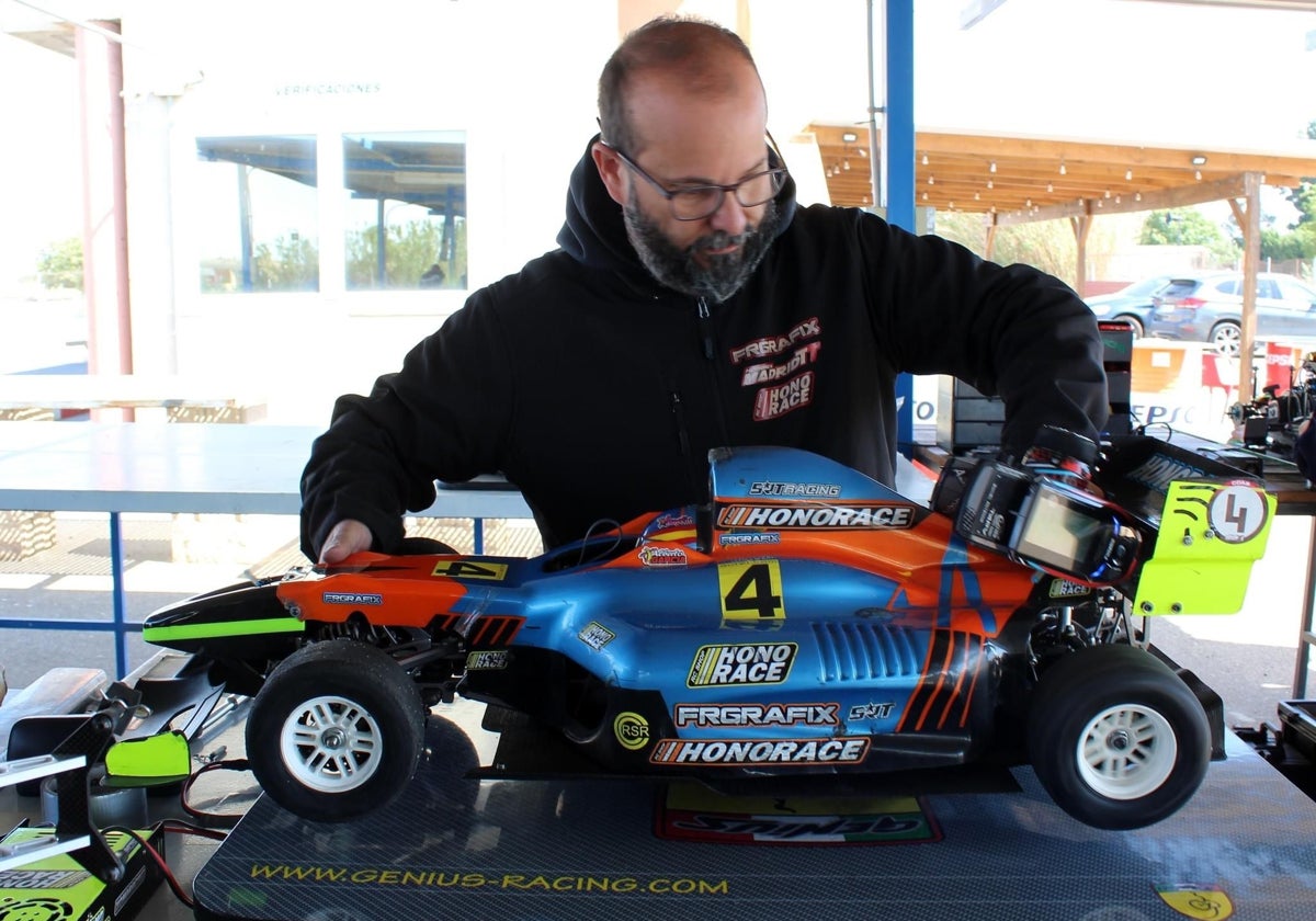 El piloto Alberto García con un coche de Gran Escala Fórmula 1, uno de sus vehículos de competición.