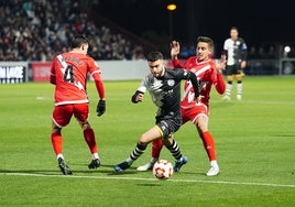 Jonny Arriba se marcha de Pedro Díaz durante el choque de Copa del Rey.