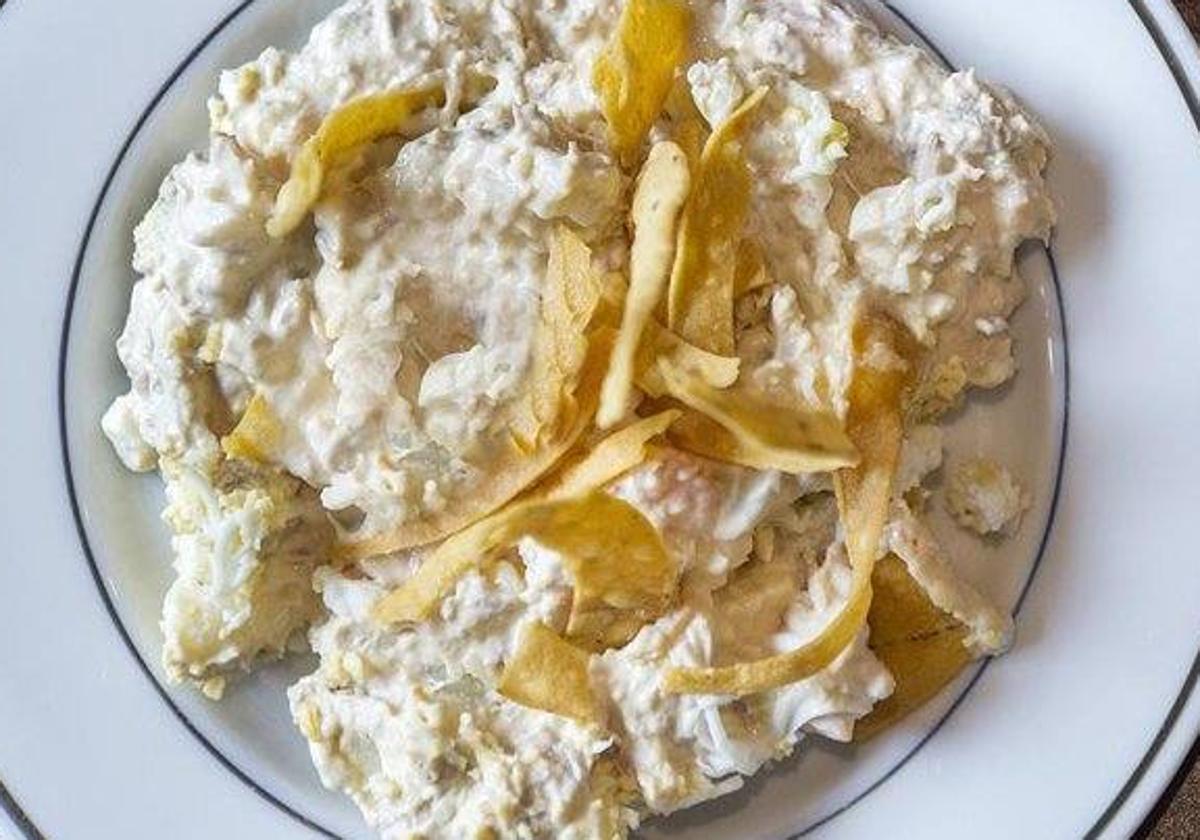 Un plato de ensaladilla.