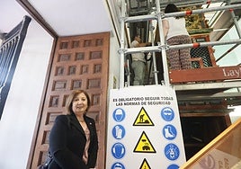 Rosa López, junto al órgano de la Capilla de la Universidad en plena restauración.