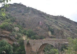 El puente está enclavado en un cañón formado por el paso del río
