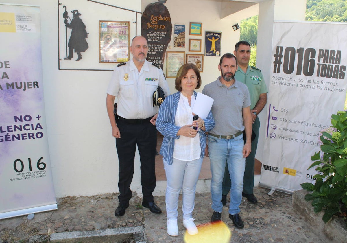 La subdelegada del Gobieno, los responsables de Policía Nacional y Guardia Civil presentaron la iniciativa junto al alcalde de Puerto de Béjar.