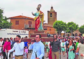 Procesión con San Pedro Apóstol por las calles de Paradinas de San Juan.