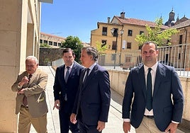 Mañueco a la entrada al Congreso.