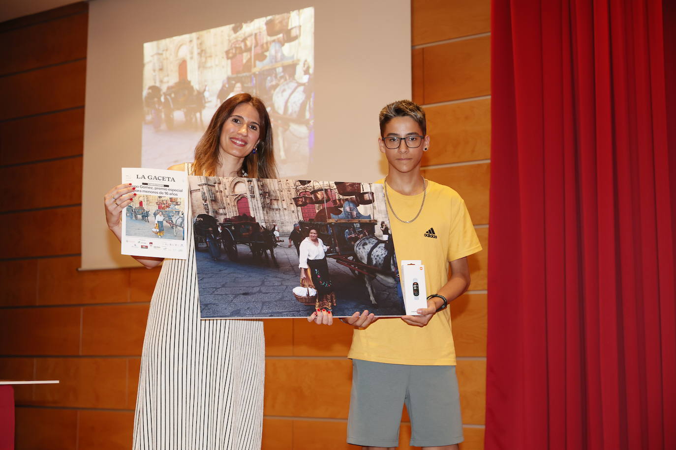 Diego Gómez ganó una pulsera Xiaomi que le entregó Marian Holgado, responsable de marketing de LA GACETA.