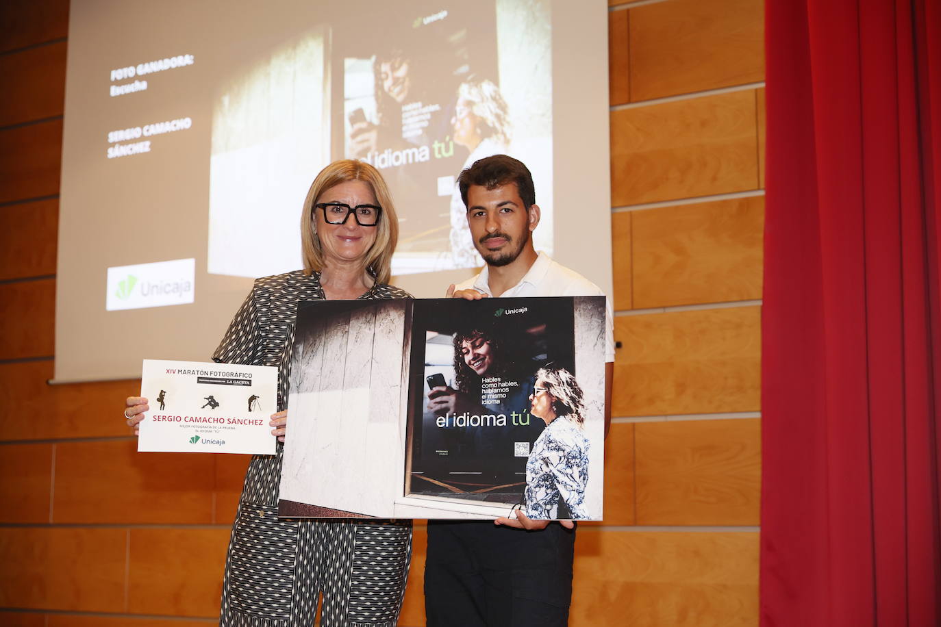 María José Rivera, directora de Relación con Grupos de Interés de Unicaja, entregó el premio a Sergio Camacho.