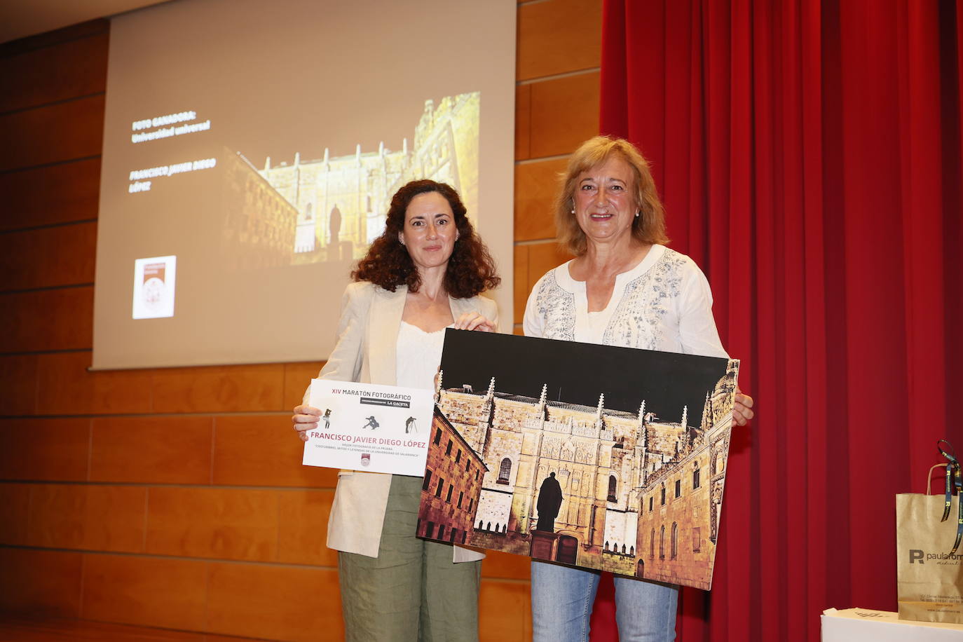 Mónica Ponte, directora de nuevos negocios de LA GACETA, entregó el galardón de Javier López a Margarita Delgado.