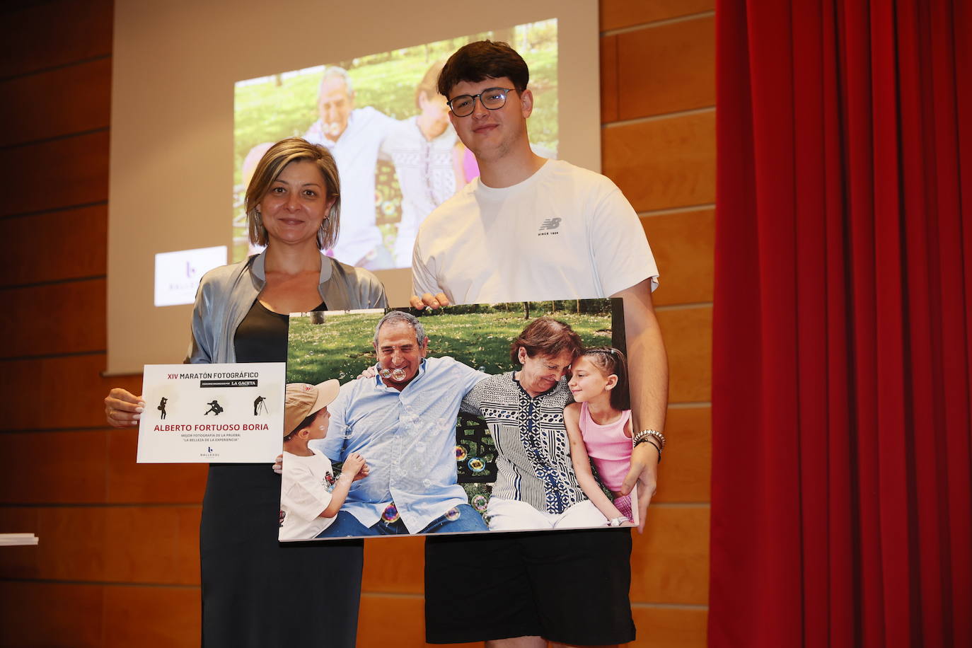 El hijo de Alberto Fortuoso, Miguel, recogió el premio de manos de Yolanda Cañizal, directora de Ballesol.