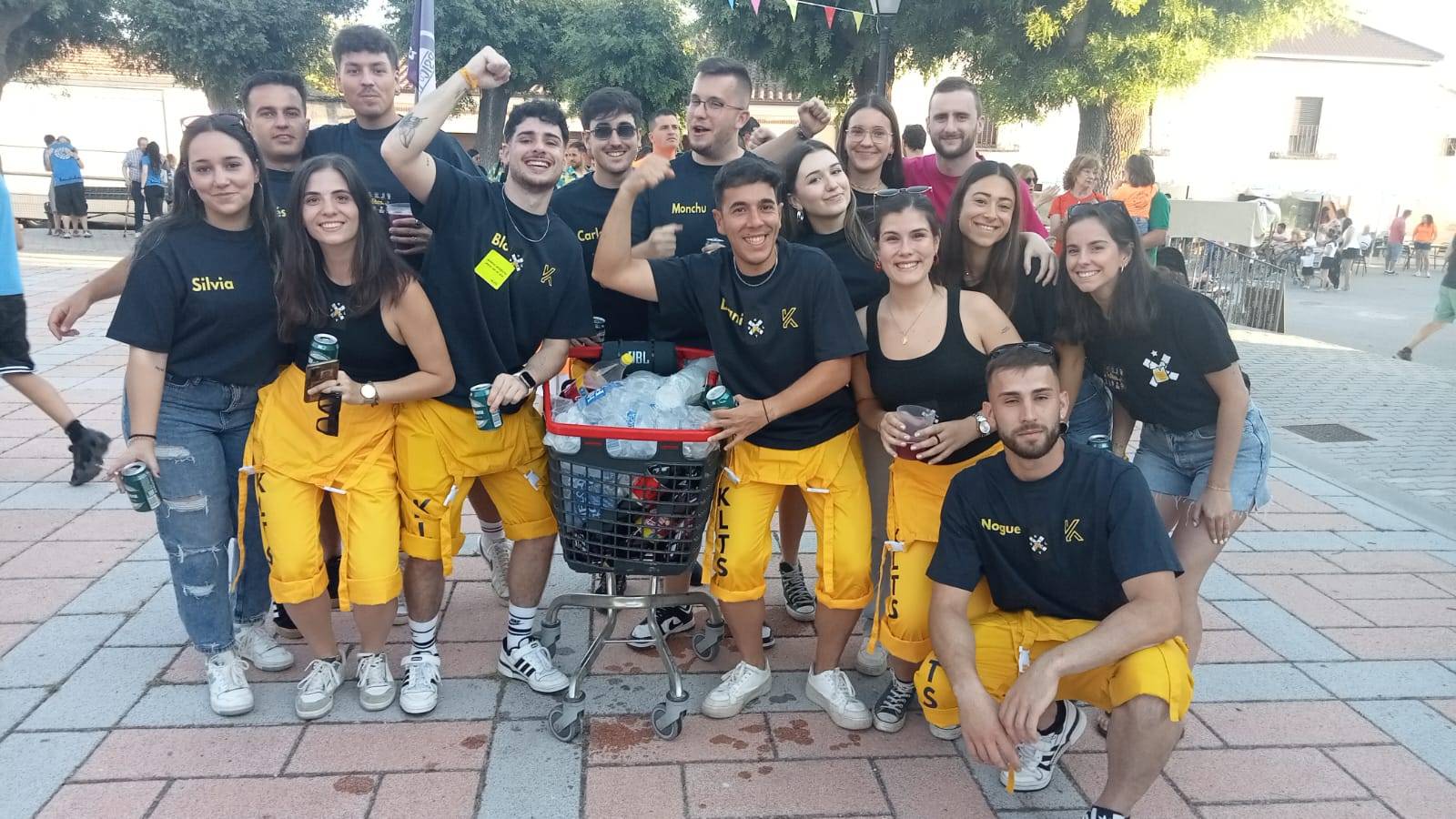 Unidad y color en el inicio de fiestas en Paradinas