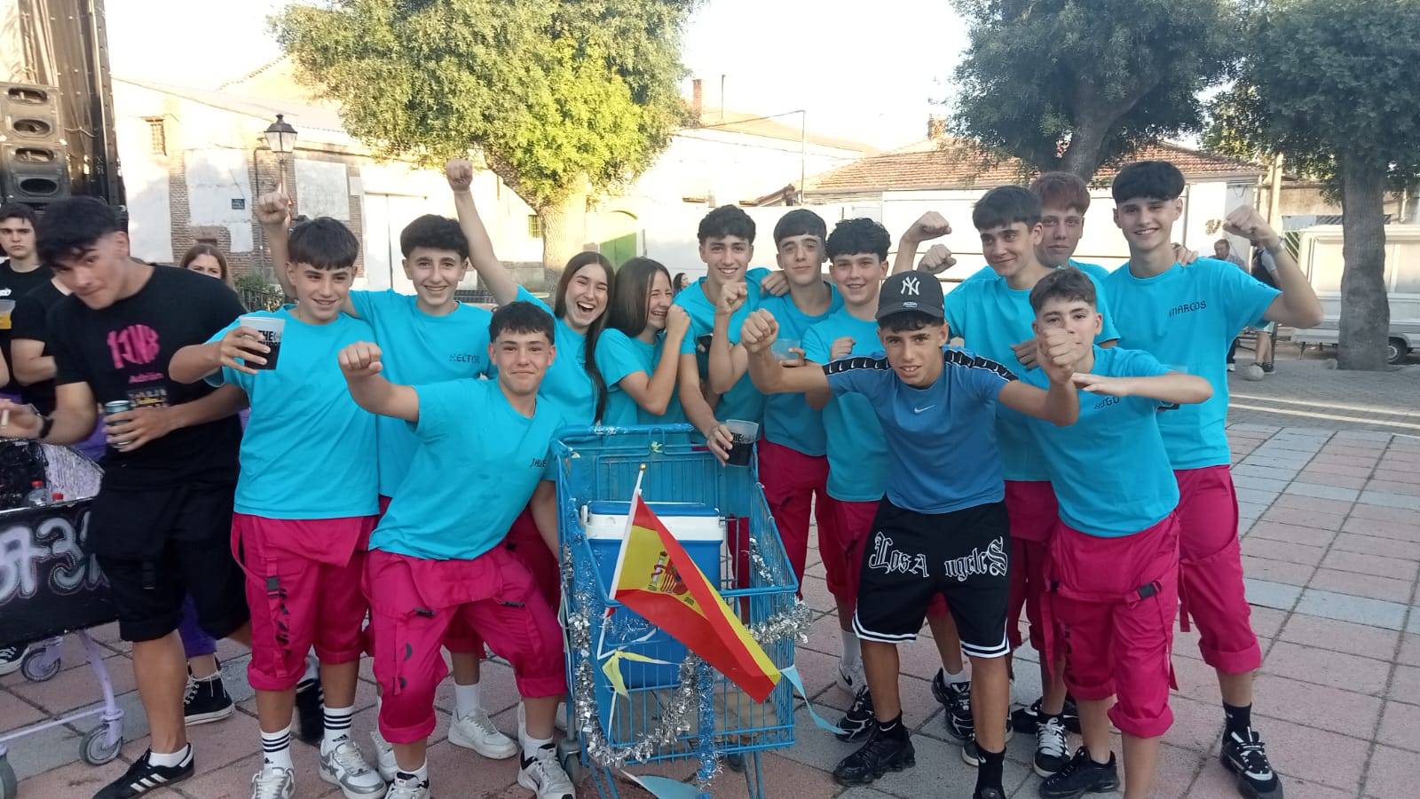 Unidad y color en el inicio de fiestas en Paradinas