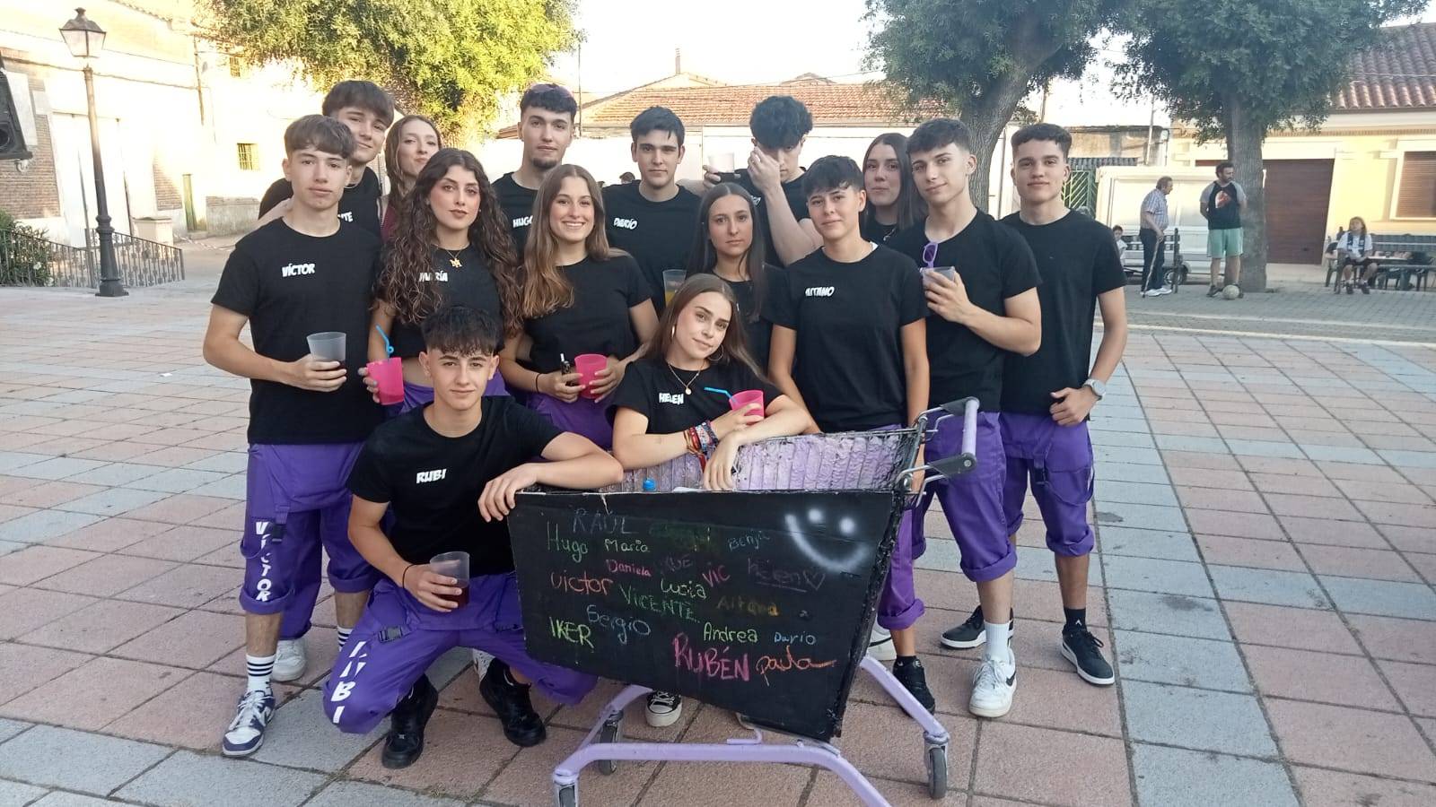 Unidad y color en el inicio de fiestas en Paradinas