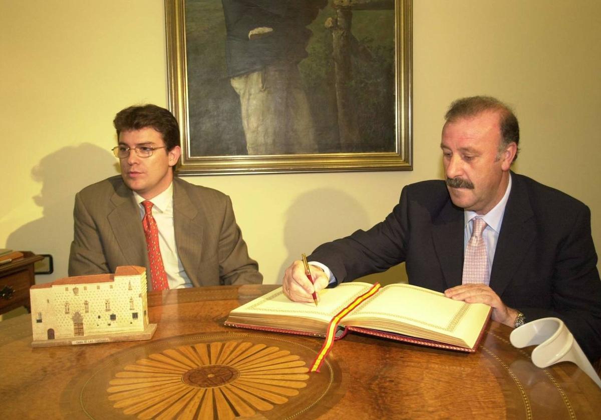 Vicente del Bosque firmando en el Libro de Oro de la Diputación de Salamanca en el año 2000.
