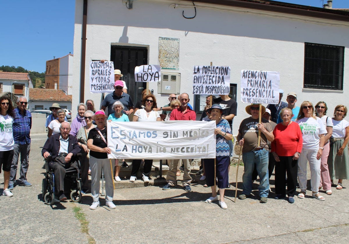 Los vecinos protestaron por la nueva eliminación de la consulta presencial en el pueblo.