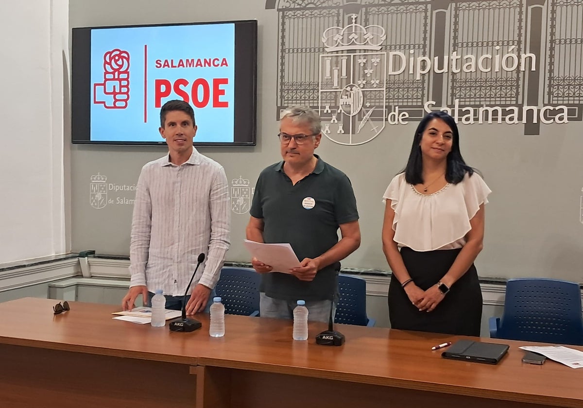 Los diputados del PSOE Mario Cavero, Fernando Rubio y Sara Sánchez, en la sede de la Diputación