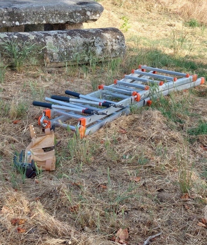 Imagen secundaria 2 - Agentes de la Guardia Civil junto a los detenidos y la furgoneta llena de cableado de cobre intervenido.