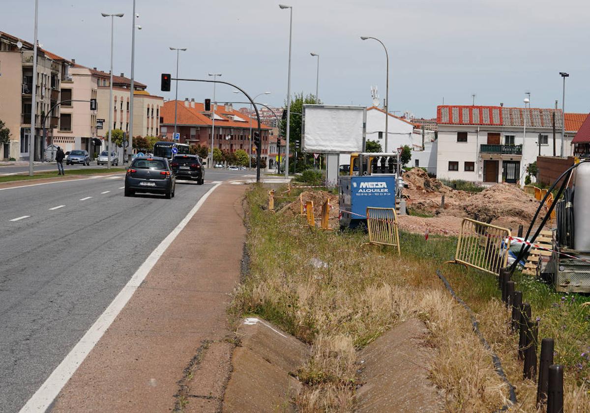 Vehículos en la avenida Saavedra y Fajardo, que se cerrará al tráfico por obras en junio.