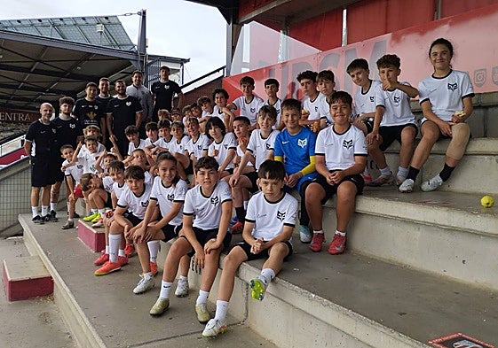 Los más pequeños disfrutan del campus en el graderío del Alfonso San Casto.