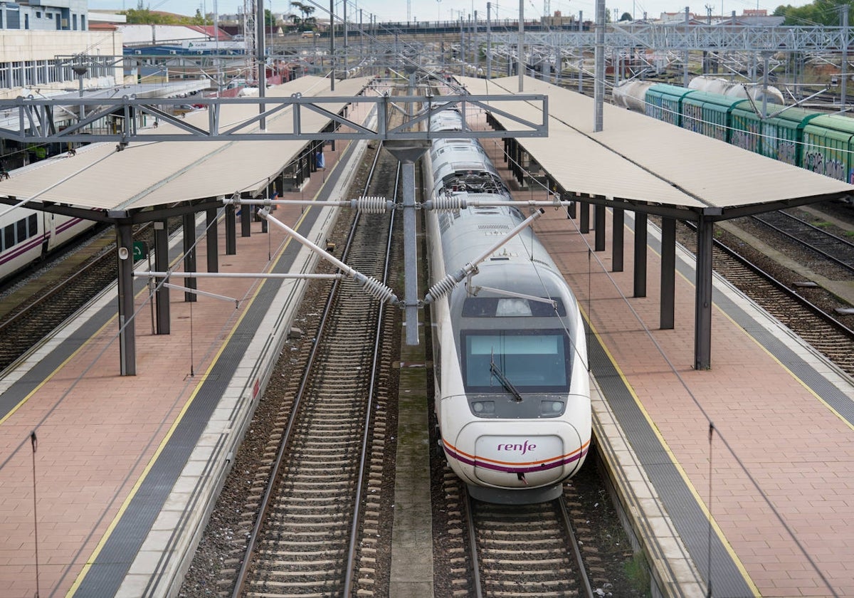 Un tren, en la estación de Salamanca.