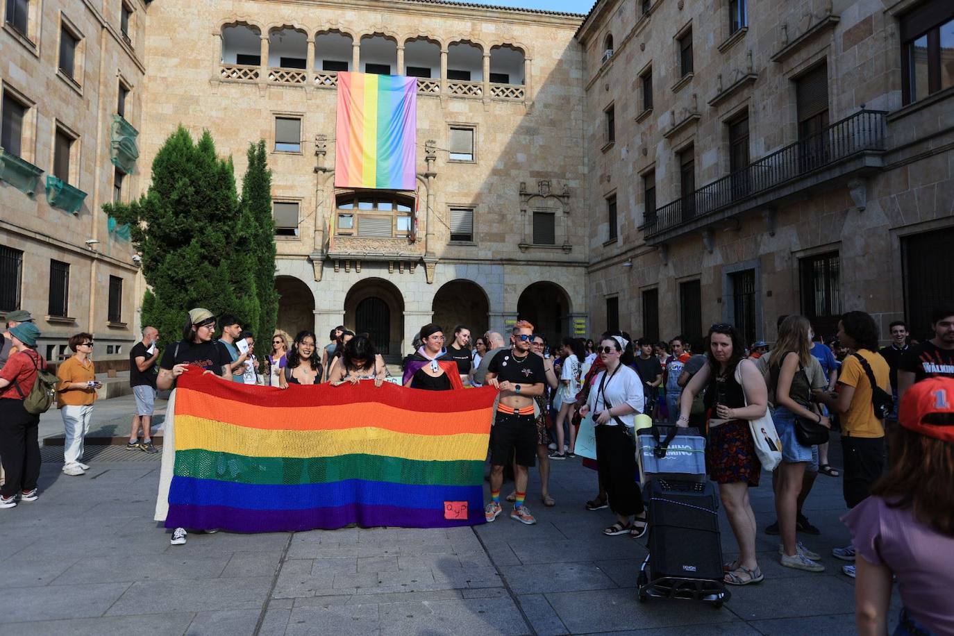 La manifestación del Orgullo charro parte con retraso y bajo el lema 'La pluma le da el toque'
