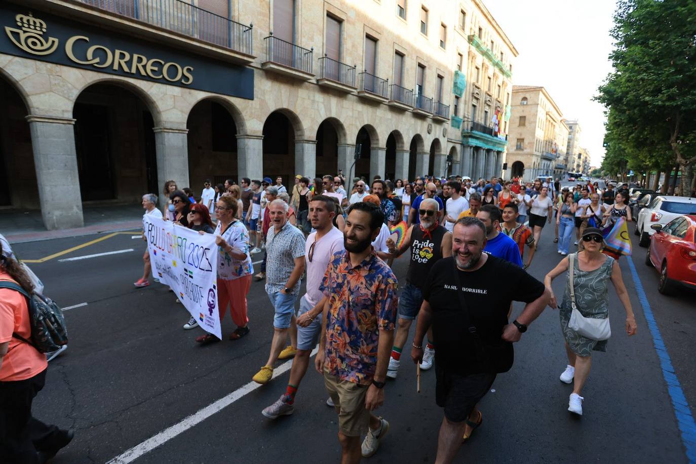 La manifestación del Orgullo charro parte con retraso y bajo el lema 'La pluma le da el toque'