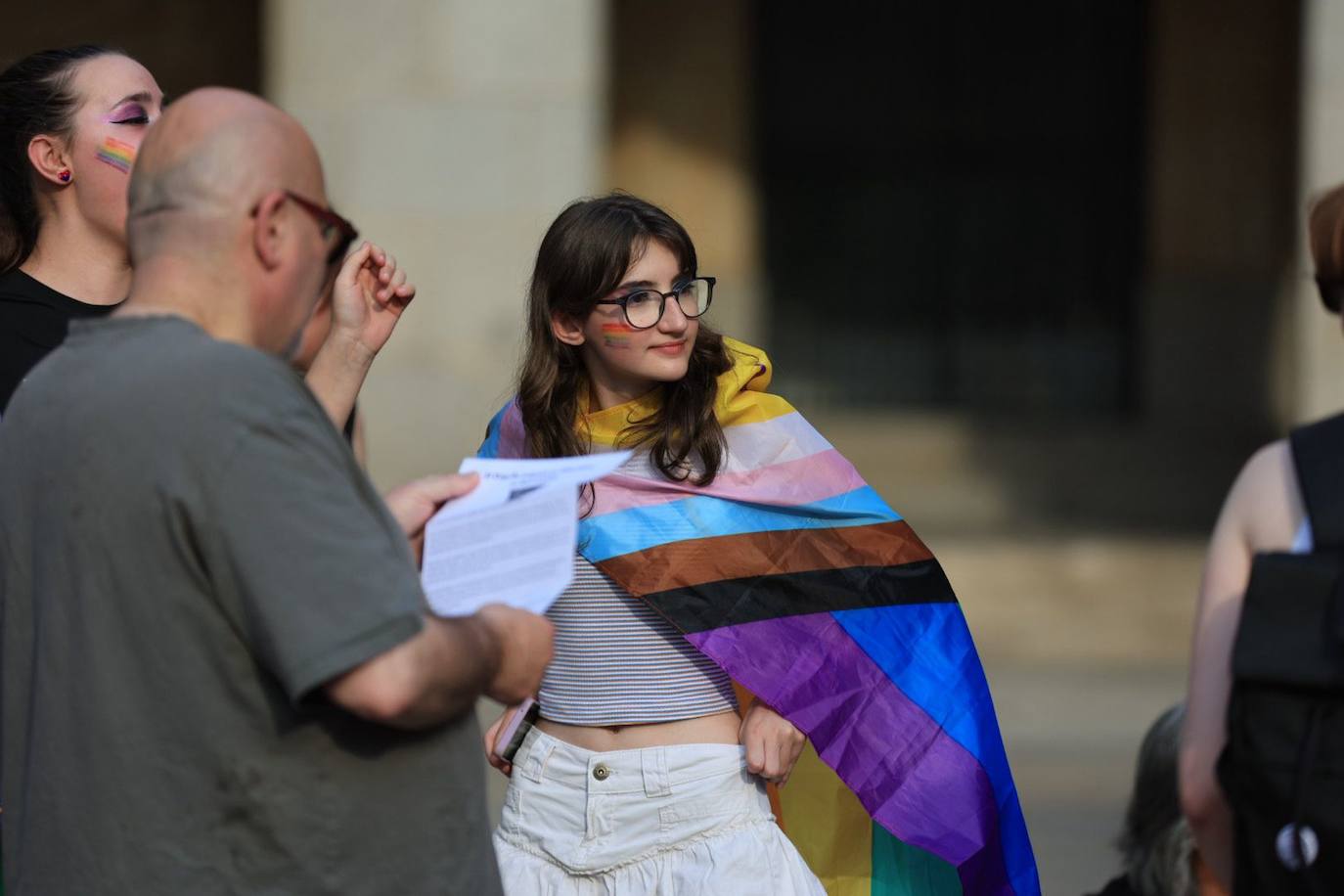 La manifestación del Orgullo charro parte con retraso y bajo el lema 'La pluma le da el toque'