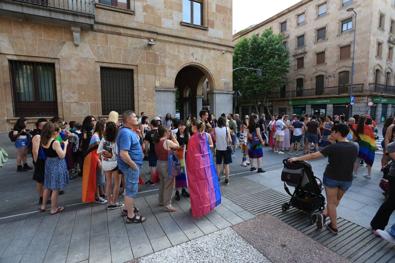 La manifestación del Orgullo charro parte con retraso y bajo el lema 'La pluma le da el toque'