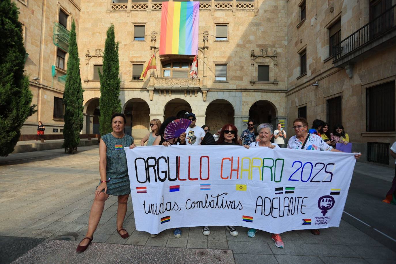 La manifestación del Orgullo charro parte con retraso y bajo el lema 'La pluma le da el toque'