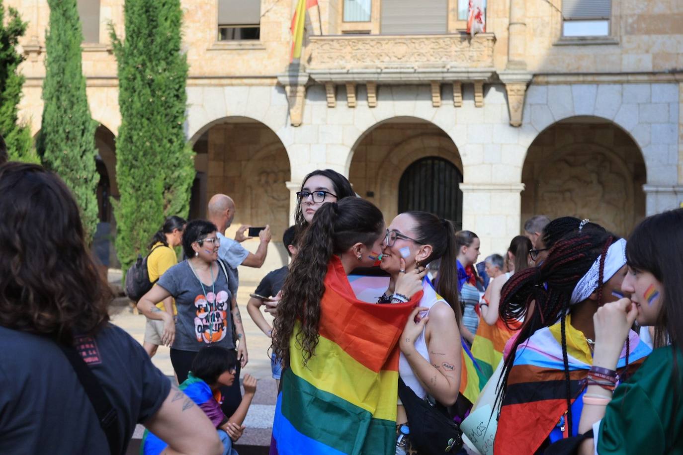 La manifestación del Orgullo charro parte con retraso y bajo el lema 'La pluma le da el toque'