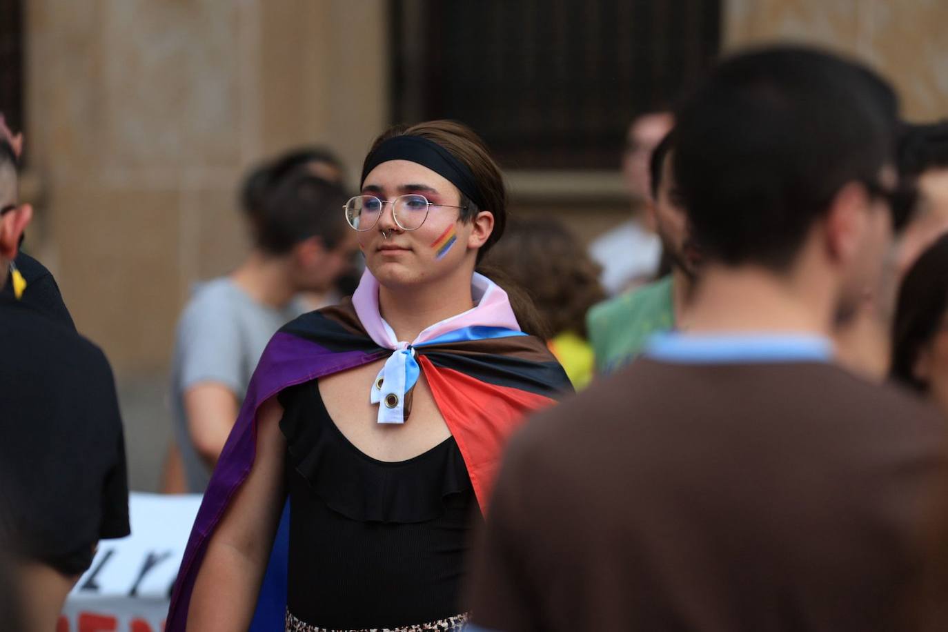La manifestación del Orgullo charro parte con retraso y bajo el lema 'La pluma le da el toque'