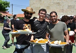 Un grupo de jóvenes, en la paella de San Pedro del Valle.