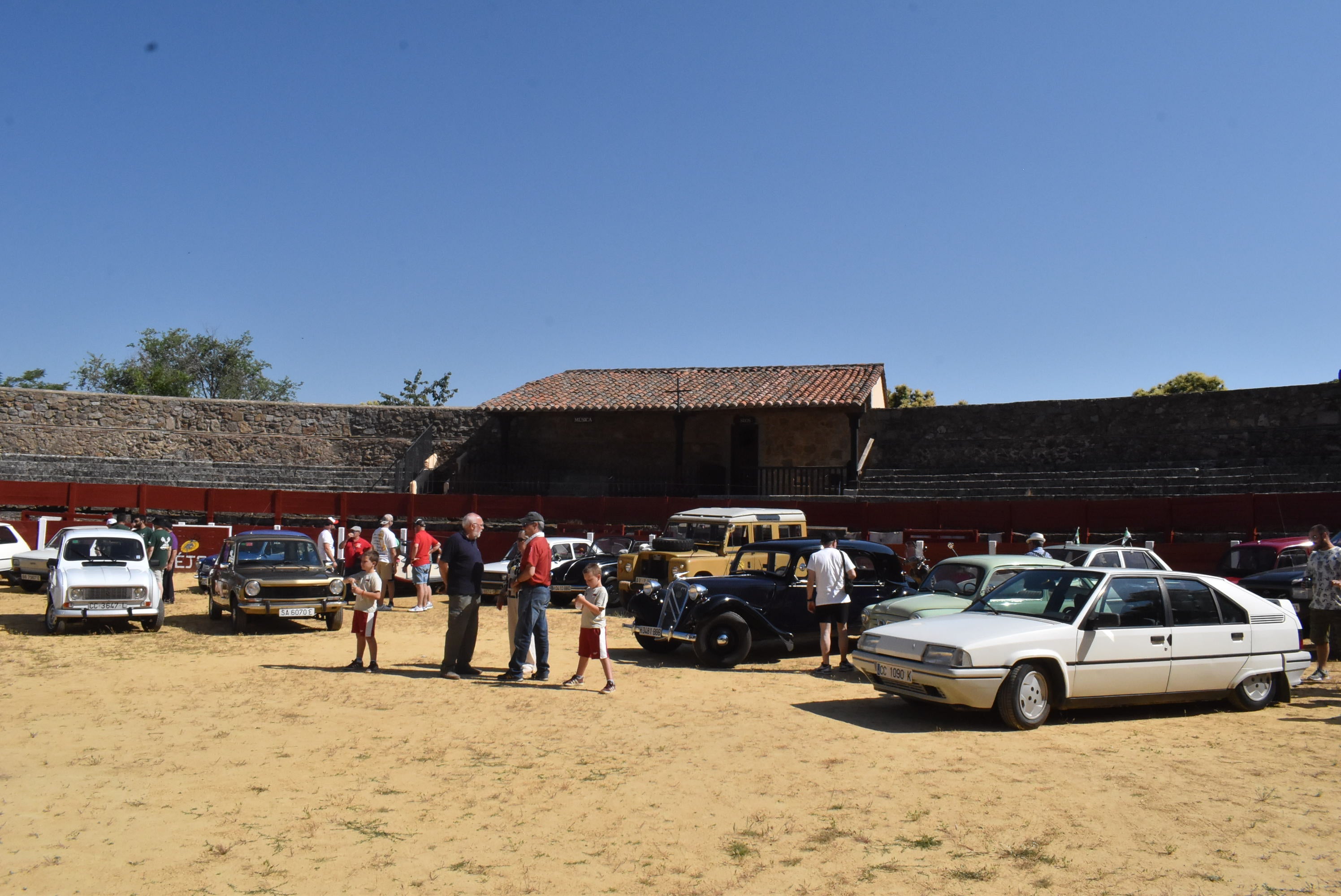 Éxito en la primera concentración de coches clásicos y vespas celebrada en Béjar