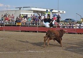 Víctor Revesado realiza un salto por encima del astado.