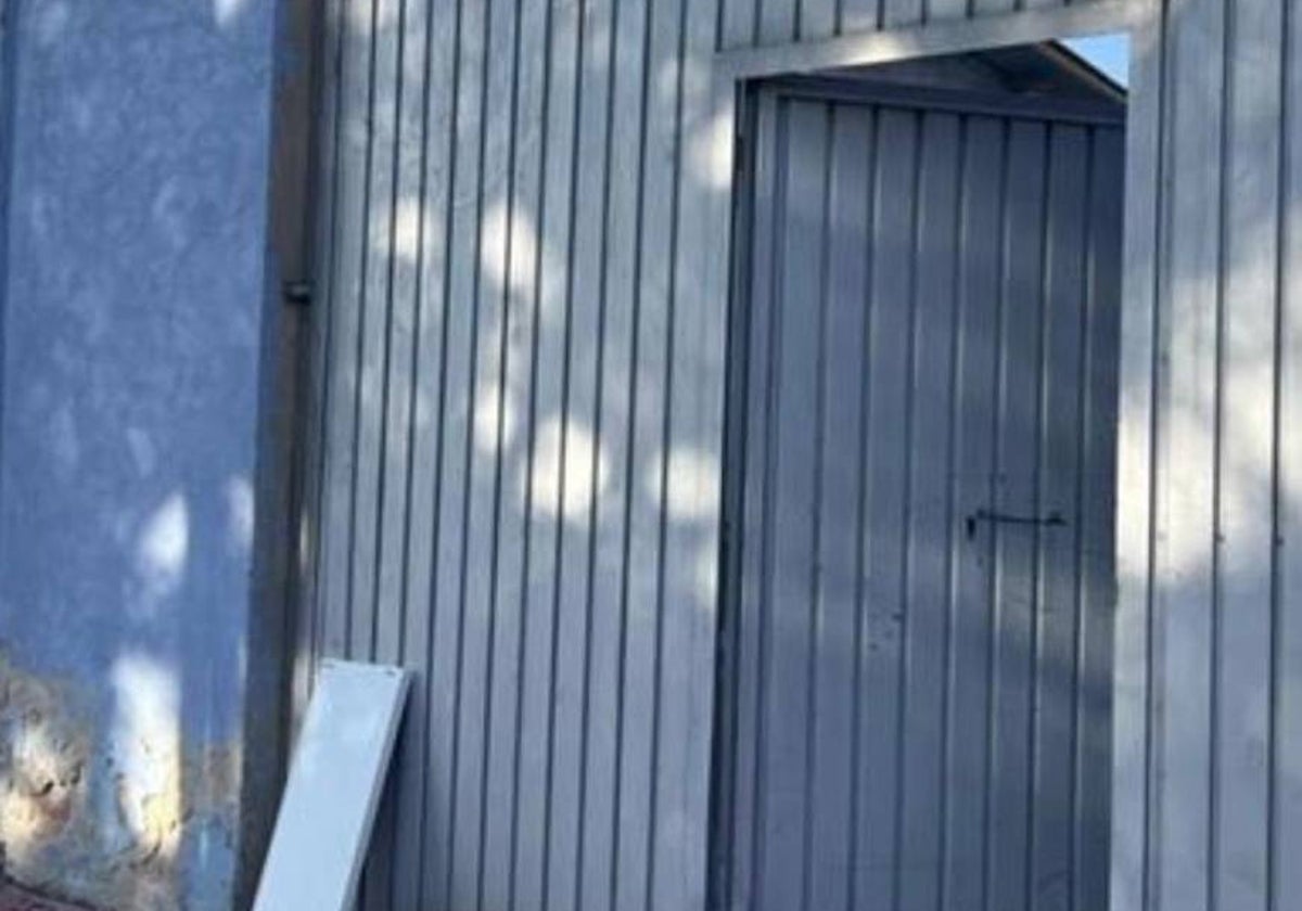 Tabla y portón de la vivienda a la que el detenido accedió.