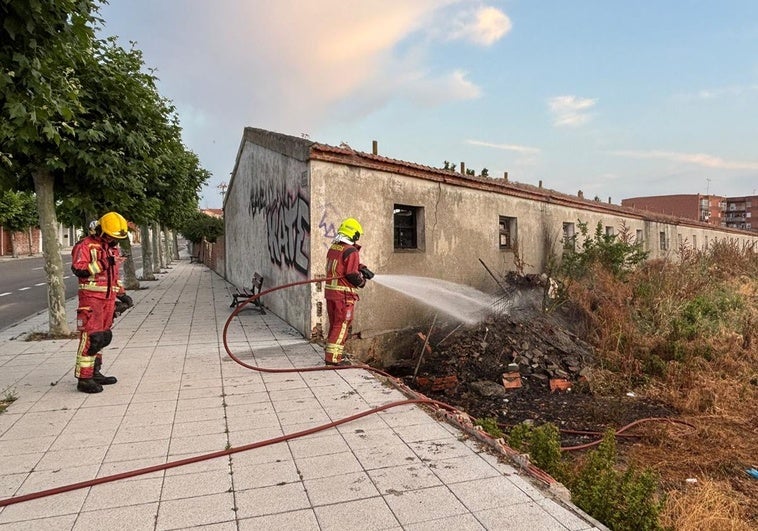 Los Bomberos de Villares de la Reina, extinguiendo el fuego.